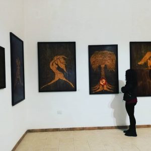Roberta Petrone e alcune delle opere in mostra