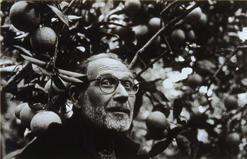Emilio Isgrò fotografato da Ferdinando Scianna, courtesy Maretti Editore