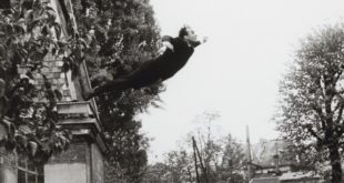 Yves Klein, Saut dans le Vide, performance, 1960, collaborazione di Harry Shunk e Janos Kender