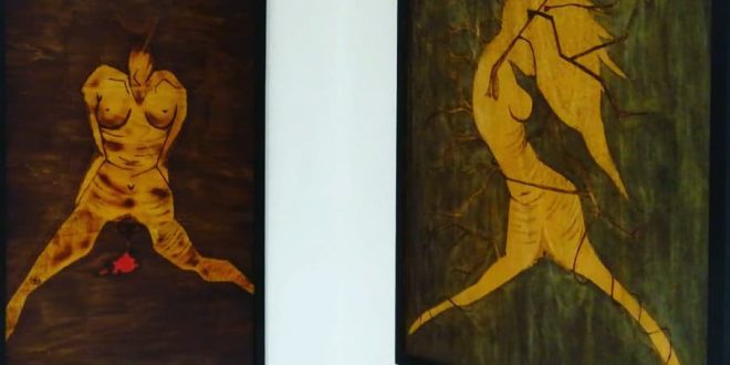 A sinistra “Infanzia. Stanza 1. Negazione”, pirografia su legno (130x70cm), a destra “Espiazione. Stanza 2. Rabbia”, pirografia su legno (86x110cm)