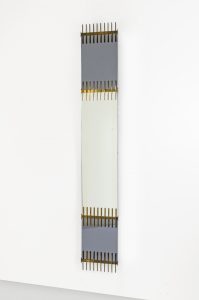 Specchiera degli anni '50 in cristallo fumé con montatura in ottone (Ettore Sottsass, cm 194x31)